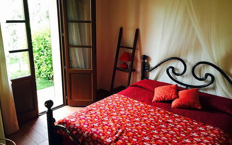 Appartamento Papavero Seaside and Pool: Cama, Habitación, Mueble, Lecho, Sábana, Madera, Linos, Diseño De Interiores, Textil, Suelo