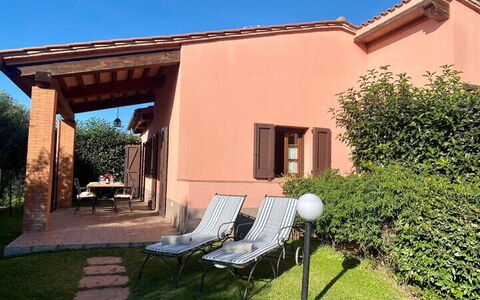 Appartamento Papavero Seaside and Pool: Casa, Casa, Barrio Residencial, Techo, Puerta, Sombra, Casa De Campo, Cabaña, Jardín, Mueble Para Exteriores