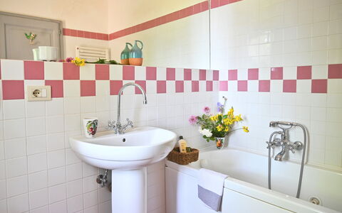 Casale Il Rondò, Private Pool, Città della Pieve: Arreglo De Tubería, Baño, Lavabo Del Baño, Grifo, Diseño De Interiores, Plomería, Lavabo, Piso, Loseta, Suelo