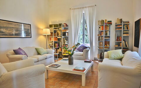 Casale Il Rondò, Private Pool, Città della Pieve: Mueble, Diseño De Interiores, Piso, Pared, Sofá, Suelo, Madera, Sala, Librero, Habitación