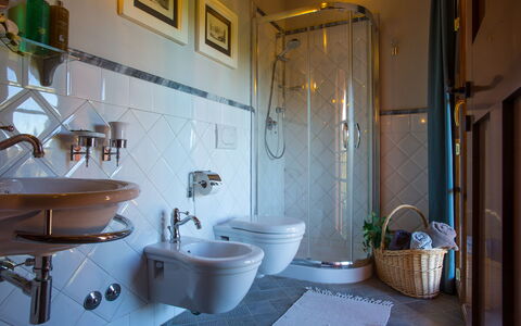 Villa Peccioli: Arreglo De Tubería, Piso, Diseño De Interiores, Grifo, Suelo, Plomería, Baño, Lavabo Del Baño, Lavabo, Lámpara