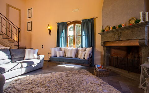 Villa Peccioli: Mueble, Diseño De Interiores, Sofá, Pared, Piso, Suelo, Sala, Textil, Habitación, Encendiendo