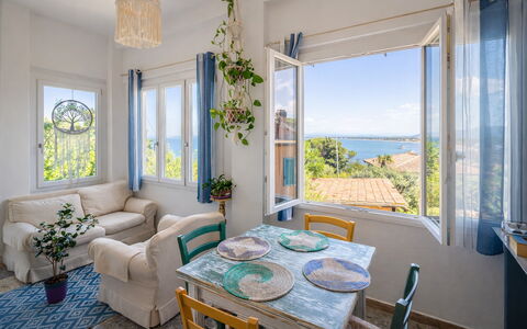 La Torre sul Ponte, Seaview, Garden: Mueble, Casa, Silla, Cocina Y Comedor Mesa, Planta De Casa, Balcón, Sombra, Eco Hotel, Maceta, Linos