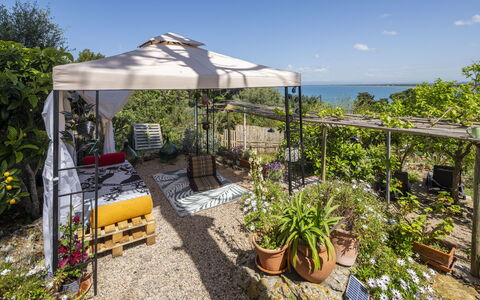 La Torre sul Ponte, Seaview, Garden: Mueble, Mueble Para Exteriores, Silla, Jardín, Maceta, Mesa Al Aire Libre, Sombra, Estructura Al Aire Libre, Patio