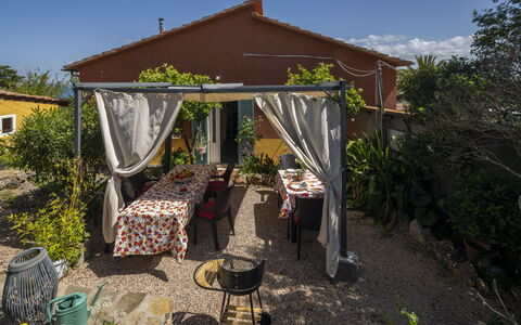 La Torre sul Ponte, Seaview, Garden: Mueble, Silla, Mesa, Mueble Para Exteriores, Sombra, Patio Interior, Maceta, Mesa Al Aire Libre, Jardín, Patio