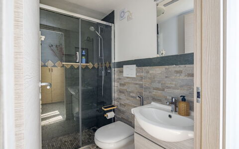 La Torre sul Ponte, Seaview, Garden: Arreglo De Tubería, Baño, Lavabo Del Baño, Piso, Lavabo, Suelo, Diseño De Interiores, Grifo, Espejo, Baño