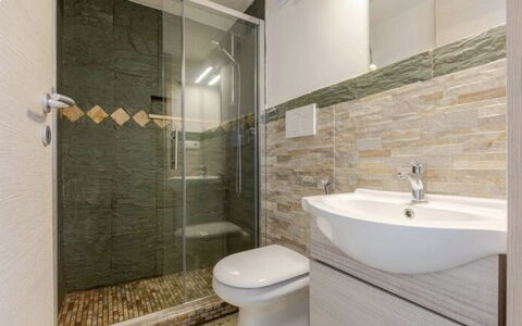 La Torre sul Ponte, Seaview, Garden: Piso, Arreglo De Tubería, Baño, Pared, Suelo, Diseño De Interiores, Lavabo Del Baño, Baño, Lavabo, Asiento Del Baño