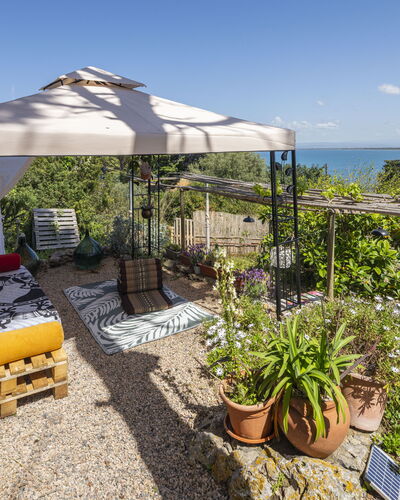 La Torre sul Ponte, Seaview, Garden: Mueble, Mueble Para Exteriores, Silla, Jardín, Maceta, Mesa Al Aire Libre, Sombra, Estructura Al Aire Libre, Patio