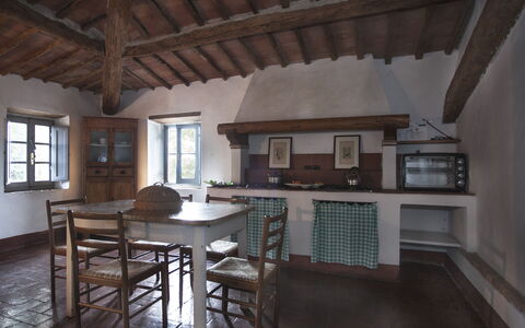 Podere Sangiovese, Pool and View in Chianti: Mueble, Diseño De Interiores, Piso, Madera, Techo, Cocina, Suelo, Cocina Y Comedor Mesa, Mesa, Silla