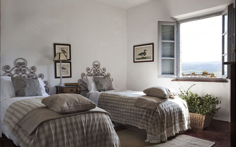 Podere Sangiovese, Pool and View in Chianti: Habitación, Mueble, Cama, Linos, Lecho, Sábana, Marco De La Cama, Casa, Almohada, Habitación