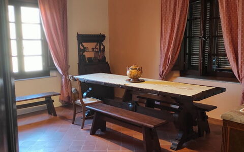Villa Luce San Miniato: Mueble, Piso, Madera, Mesa, Suelo, Diseño De Interiores, Cocina Y Comedor Mesa, Silla, Manchas De Madera, Puerta