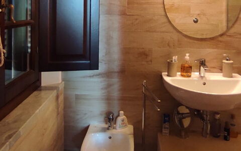 Villa Luce San Miniato: Baño, Lavabo Del Baño, Arreglo De Tubería, Lavabo, Piso, Pared, Suelo, Diseño De Interiores, Asiento Del Baño, Espejo