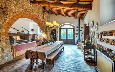 Medieval Castle Living: Vineyards, Swimming Pool &: Mueble, Pared, Mesa, Piso, Diseño De Interiores, Silla, Cocina Y Comedor Mesa, Techo, Comedor, Planta De Casa
