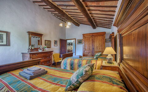 Medieval Castle Living: Vineyards, Swimming Pool &: Mueble, Cama, Habitación, Diseño De Interiores, Techo, Habitación, Sábana, Lecho, Marco De La Cama, Piso