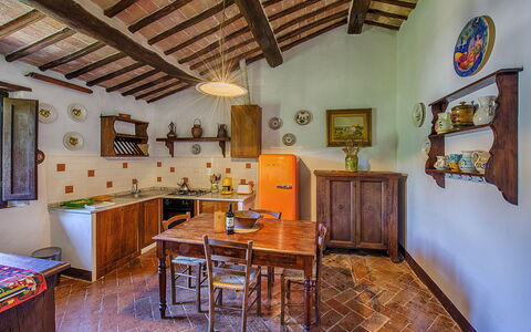 Medieval Castle Living: Vineyards, Swimming Pool &: Mueble, Casa, Piso, Casa, Cocina, Habitación, Gabinetes, Silla, Manchas De Madera, Cocina Y Comedor Mesa