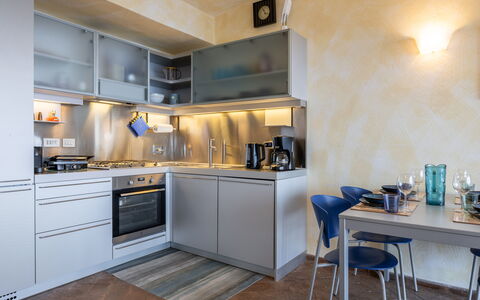 Stella Marina Apartment with Pool, Porto Santo Ste: Aparato De Cocina, Cocina, Mostrador, Electrodoméstico, Diseño De Interiores, Mueble, Estufa De Cocina, Electrodoméstico, Gabinetes, Piso