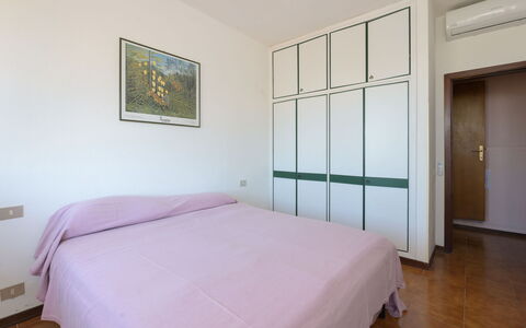 Montparnasse: Cama, Diseño De Interiores, Habitación, Piso, Suelo, Sábana, Habitación, Lecho, Techo, Marco De La Cama