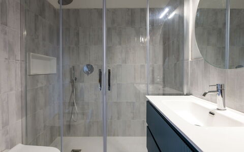 Montparnasse: Baño, Piso, Suelo, Arreglo De Tubería, Diseño De Interiores, Pared, Mueble De Baño, Espejo, Lavabo, Loseta