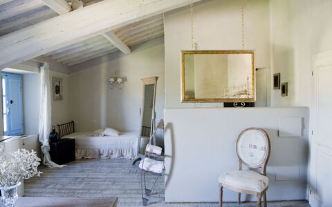 Le Tre Virtù Luxury Relais, Private Pool, Mugello: Mueble, Pared, Diseño De Interiores, Suelo, Piso, Techo, Habitación, Habitación, Cama, Casa