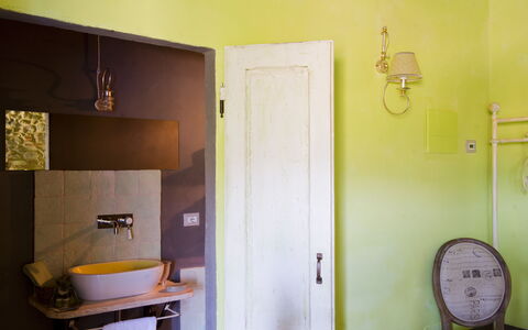 Le Tre Virtù Luxury Relais, Private Pool, Mugello: Pared, Diseño De Interiores, Madera, Arreglo De Tubería, Encendiendo, Suelo, Plomería, Baño, Piso, Lavabo Del Baño