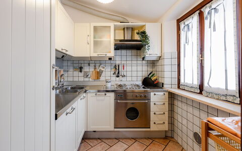 Casa Miramonti: Cocina, Aparato De Cocina, Mostrador, Electrodoméstico, Diseño De Interiores, Piso, Gabinetes, Madera, Fregadero, Suelo