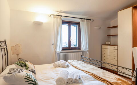 Casa Miramonti: Cama, Mueble, Habitación, Diseño De Interiores, Lecho, Sábana, Pared, Suelo, Madera, Piso