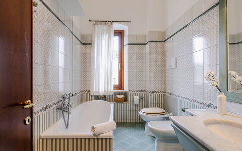 Casa Miramonti: Piso, Arreglo De Tubería, Diseño De Interiores, Grifo, Suelo, Lavabo, Plomería, Baño, Lavabo Del Baño, Loseta