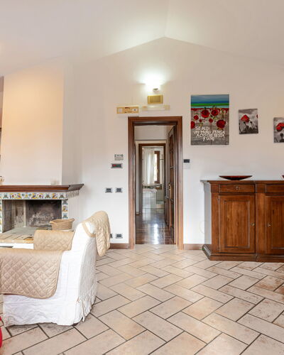 Casa Miramonti: Mueble, Diseño De Interiores, Piso, Suelo, Madera, Techo, Habitación, Encendiendo, Sofá, Sala