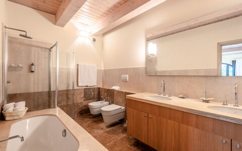 Cignella Resort: Baño, Lavabo Del Baño, Piso, Arreglo De Tubería, Diseño De Interiores, Lavabo, Suelo, Techo, Grifo, Mueble De Baño