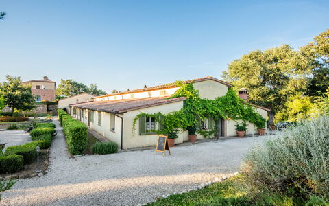 Cignella Resort: Edificio, Casa, Fachada, Arbusto, Arquitectura, Techo, Barrio Residencial, Casa, Inmuebles