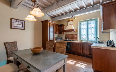 Appartamento Olivo: Mueble, Diseño De Interiores, Cocina, Mostrador, Gabinetes, Piso, Madera, Techo, Suelo, Habitación