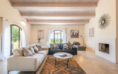 Villa Falco: Mueble, Pared, Diseño De Interiores, Sofá, Piso, Suelo, Sala, Casa, Mesa