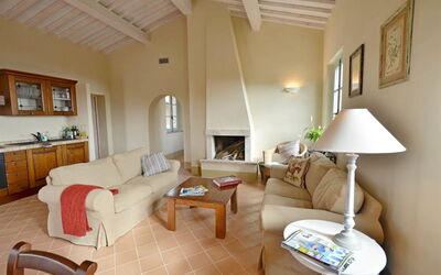 Appartamento Quercia: Mueble, Diseño De Interiores, Piso, Pared, Suelo, Sofá, Habitación, Techo, Sala, Silla