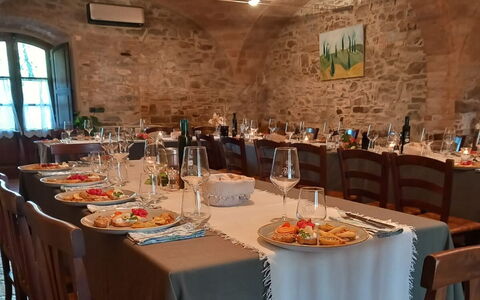 Podere Peteglia: Mueble, Mesa, Silla, Cocina Y Comedor Mesa, Manteles, Restaurante, Diseño De Interiores, Vajilla, Comedor, Techo