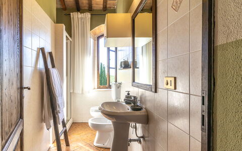 Podere Peteglia: Pared, Piso, Arreglo De Tubería, Diseño De Interiores, Suelo, Baño, Plomería, Techo, Puerta, Grifo