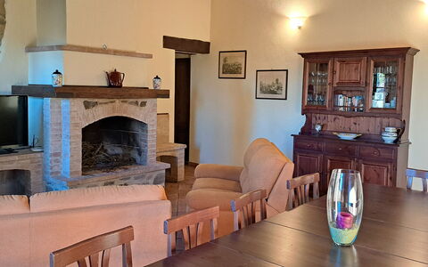 Podere Peteglia: Mueble, Diseño De Interiores, Piso, Habitación, Mesa, Silla, Suelo, Techo, Sala, Cocina Y Comedor Mesa