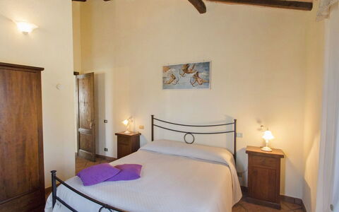 Podere Peteglia: Mueble, Piso, Suelo, Diseño De Interiores, Casa, Techo, Habitación, Marco De La Cama, Cama, Habitación