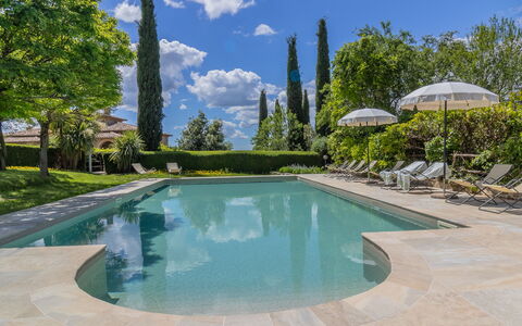 Podere Peteglia: Piscina, Jardín, Fuente De Agua, Sombra, Recurso, Paisajismo, Eco Hotel, Diseño, Mueble Para Exteriores, Hojas Perennes