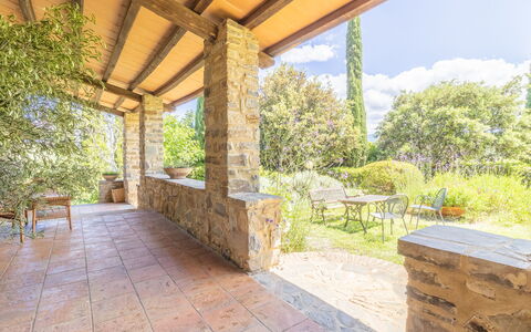 Podere Peteglia: Jardín, Sombra, Paisajismo, Estructura Al Aire Libre, Columna, Losa, Ladrillo, Pared De Piedra, Manchas De Madera, Patio Interior