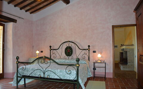 Agriturismo Bellavista, Private Pool, Val D'Orcia: Piso, Suelo, Mueble, Habitación, Marco De La Cama, Cama, Lámpara, Lámpara, Lecho, Planta De Casa