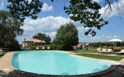 Agriturismo Bellavista, Private Pool, Val D'Orcia: Piscina, Mueble Para Exteriores, Inmuebles, Recurso, Hacienda, Eco Hotel, Jardín, Casa De Campo, Sombra, Villa