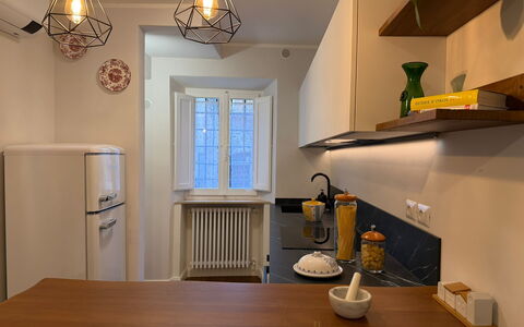 Casa Amandoli: Diseño De Interiores, Piso, Mueble, Madera, Lámpara, Mostrador, Cocina, Techo, Encendiendo, Aparato De Cocina