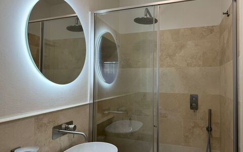 Casa Amandoli: Baño, Diseño De Interiores, Arreglo De Tubería, Pared, Piso, Lavabo Del Baño, Espejo, Suelo, Plomería, Lavabo