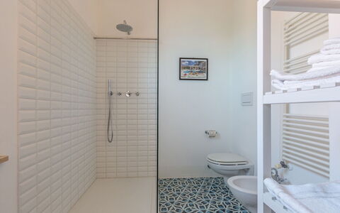 Villa Fior di Roccia: Piso, Pared, Suelo, Diseño De Interiores, Baño, Arreglo De Tubería, Loseta, Material Compuesto, Habitación, Techo