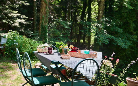 Il Gallinaio, Vivo D'Orcia: Mueble, Mueble Para Exteriores, Mesa Al Aire Libre, Jardín, Planta De La Comunidad, Silla, Cobertura Del Suelo, Primavera, Patio Interior, Manteles