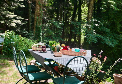 Il Gallinaio, Vivo D'Orcia: Mueble, Mueble Para Exteriores, Mesa Al Aire Libre, Jardín, Planta De La Comunidad, Silla, Cobertura Del Suelo, Primavera, Patio Interior, Manteles