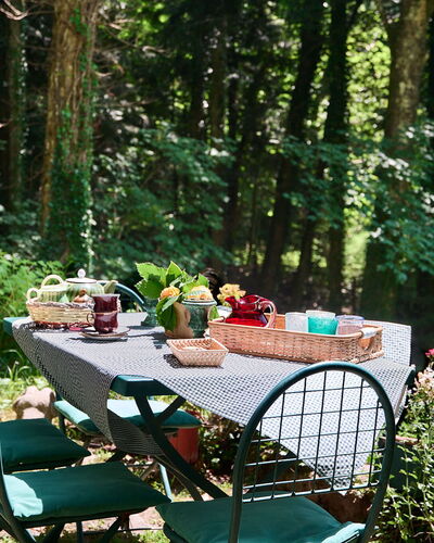 Il Gallinaio, Vivo D'Orcia: Mueble, Mueble Para Exteriores, Mesa Al Aire Libre, Jardín, Planta De La Comunidad, Silla, Cobertura Del Suelo, Primavera, Patio Interior, Manteles