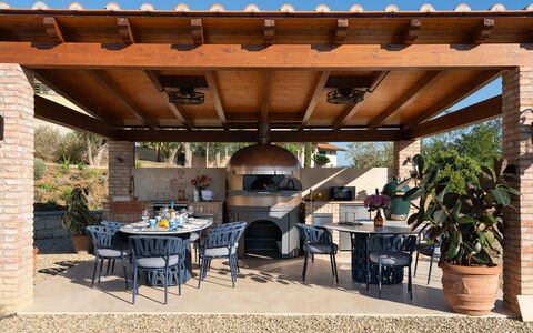 Villa Elisa: Mueble, Mesa, Mueble Para Exteriores, Silla, Mesa Al Aire Libre, Estructura Al Aire Libre, Patio, Sombra, Maceta, Jardín