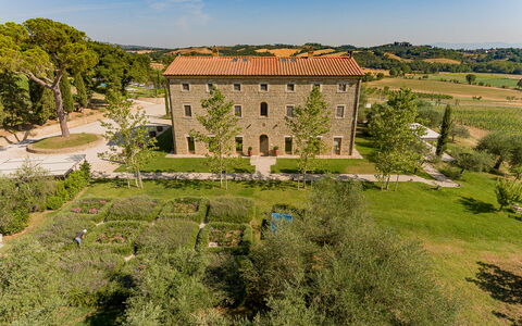 Poggio Mori 20: Hierba, Paisaje, Arbusto, El Terreno Del Lote, Inmuebles, Jardín, Plantación, Paisajismo, Césped, Mansión