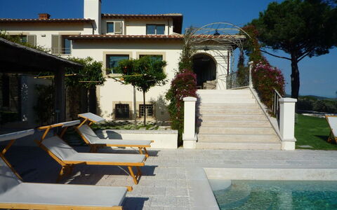 Castelprile: Piscina, Barrio Residencial, Casa, Recurso, Casa, Inmuebles, Sombra, Mueble Para Exteriores, Balcón, Maceta